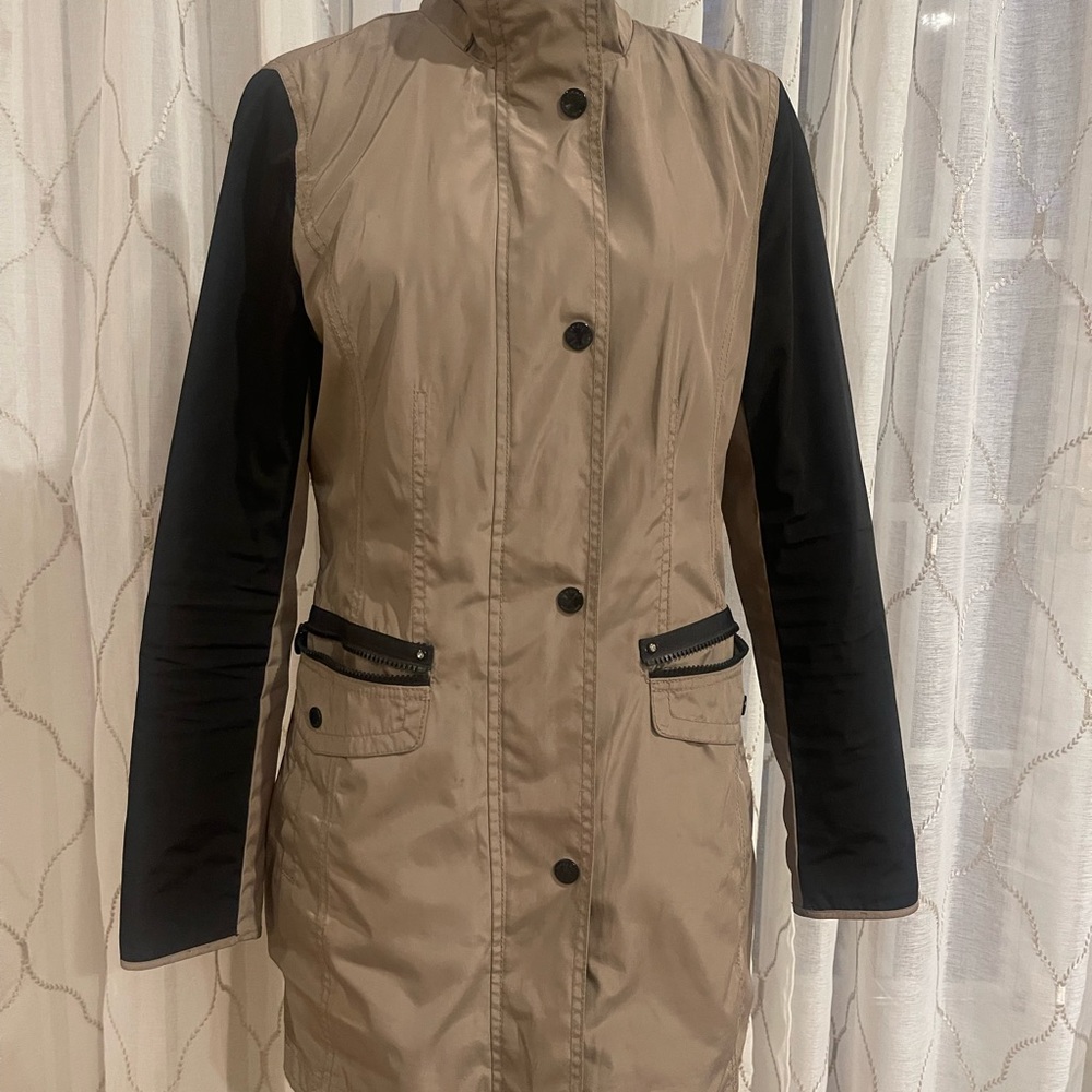 Beautiful jacket/raincoat with cinched waist from Laundry. Women’s size S